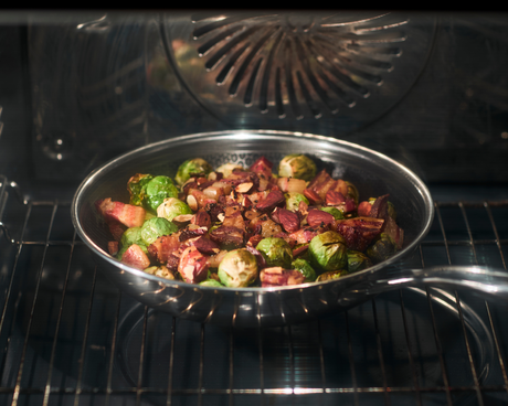 Ovnsbakt rosenkål med mandler og bacon