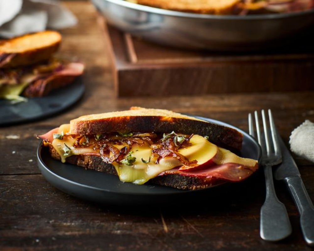 Stekt toast med røkt gouda, eple og karamellisert løk