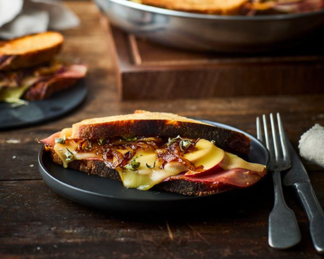 Stekt toast med røkt gouda, eple og karamellisert løk