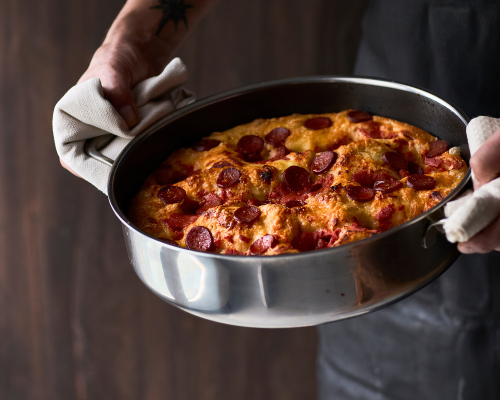 Oppskrift på Detroit style pizza med pepperoni og sprø ostekanter