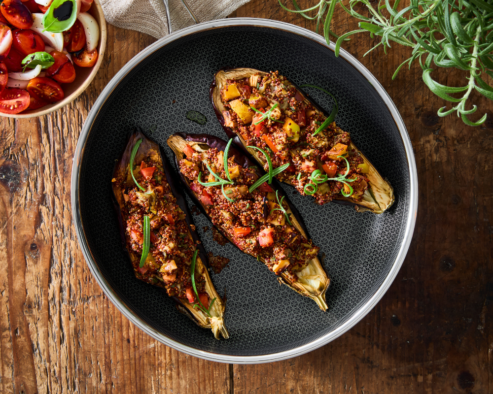 Oppskrift på fylte auberginer med quinoa og tomatsalat