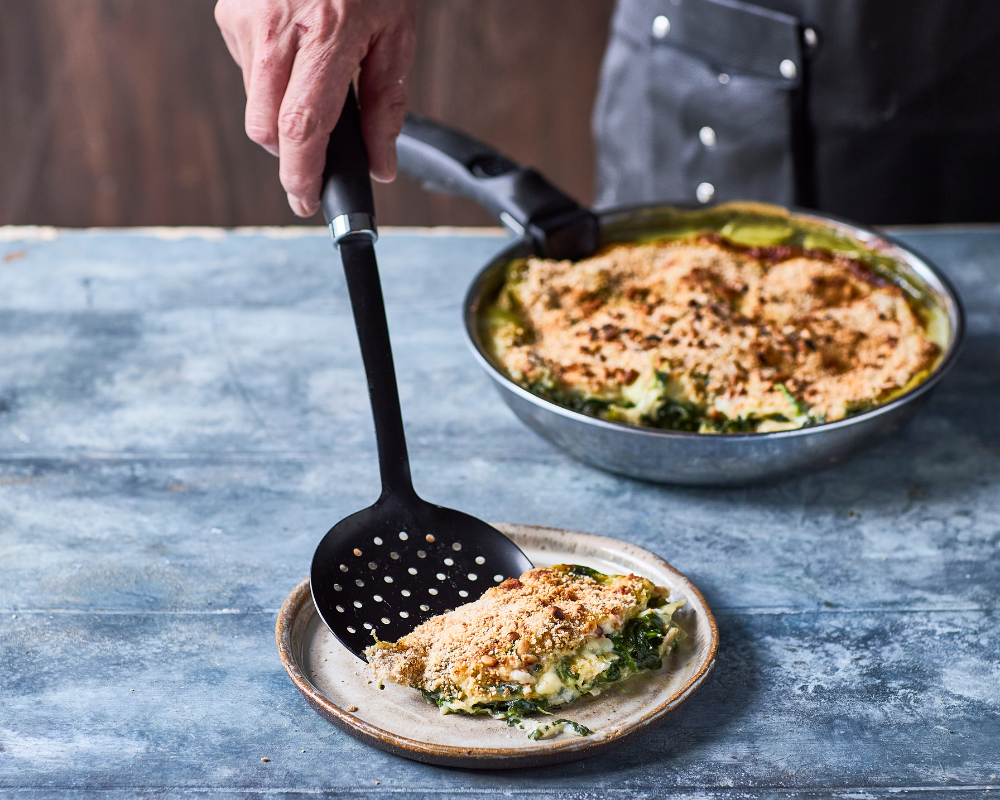 Oppskrift på spinatlasagne med mozzarella og pinjekjerner