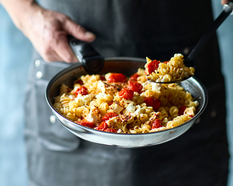 Bakt feta med pasta – enkel oppskrift med tomater og fetaost