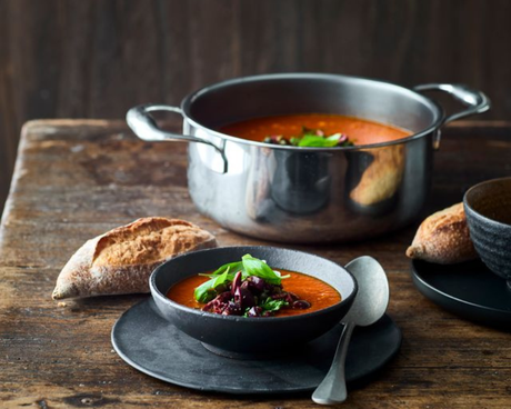 Tomatsuppe med oliven og kapers