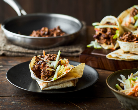 Pulled beef i tortillas med coleslaw og eple