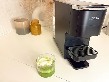 Iced Matcha Affogato – kremet matcha-dessert med vaniljeis