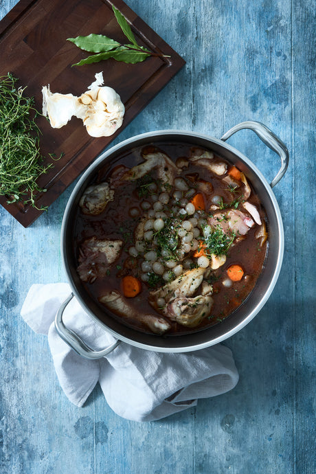 Oppskrift på Coq au vin – klassisk fransk kyllinggryte med rødvin