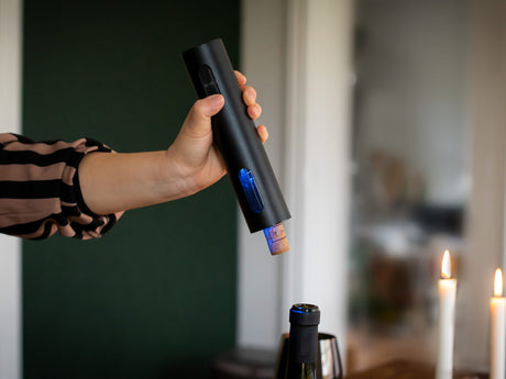 Åpne vin enkelt med en elektrisk korketrekker fra ONYX Cookware