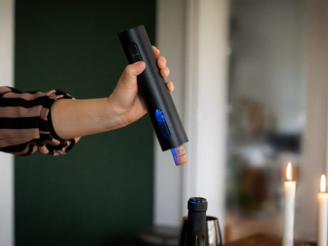 Åpne vin enkelt med en elektrisk korketrekker fra ONYX Cookware