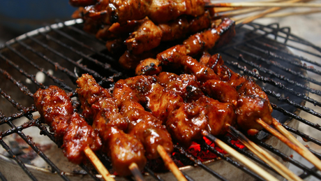 Sommerens grillfavoritt: BBQ-marinerte kyllingspyd med maiskolber