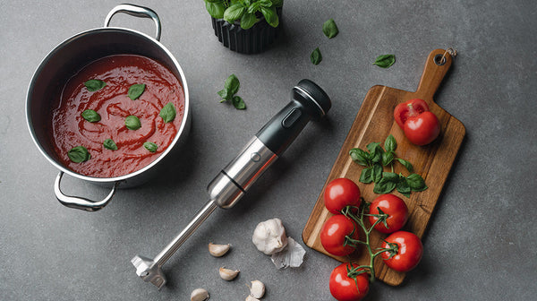 Enkel tomatssuppeoppskrift med ONYX Cookware stavmikser