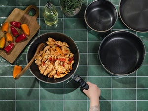 WOKPANNE MED AVTAGBART HÅNDTAK 30CM SETT - 4