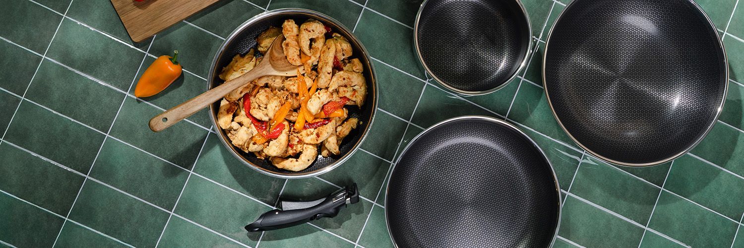 SAUTE PANNE MED AVTAGBART HÅNDTAK 26CM SETT