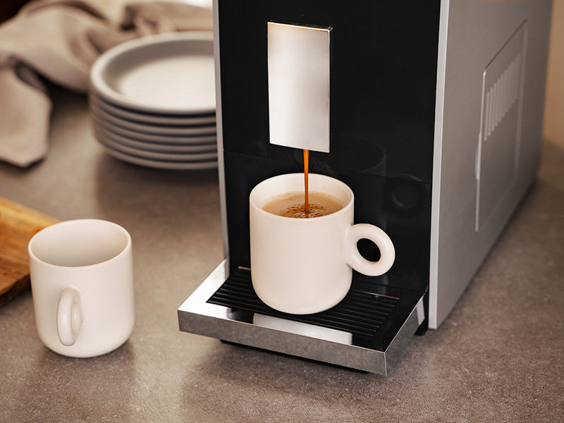 HELAUTOMATISK KAFFEMASKIN OG MELKESKUMMER